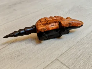 Statuetta armadillo in legno intagliato