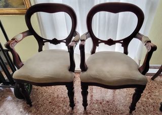 Mesa de comedor y 4 sillas de madera