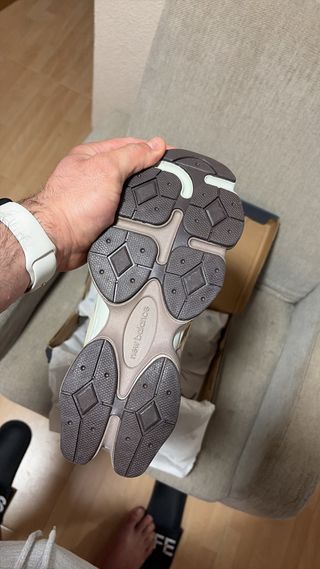 New Balance 9060 Talla 38 Beige/Marrón