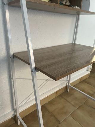 Escritorio con estantería