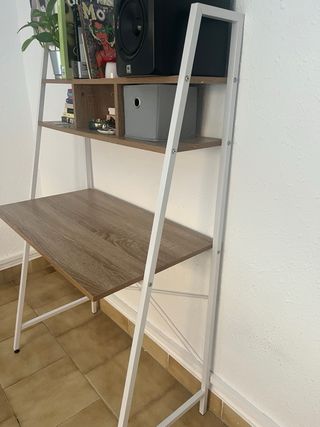 Escritorio con estantería