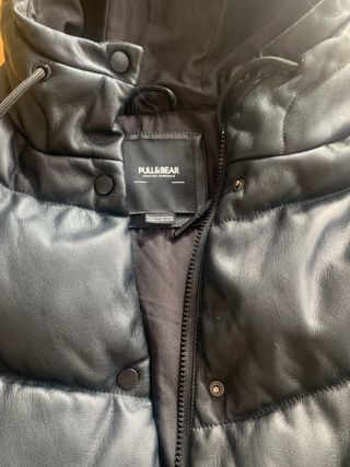 Cazadora acolchada negra con capucha