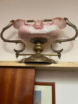 Adorno de porcelana y metal dorado