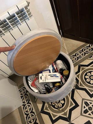 Taburete terciopelo gris con patas doradas