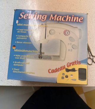 Máquina de coser de mesa pequeña