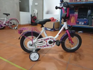 Bicicleta infantil rosa con cesta