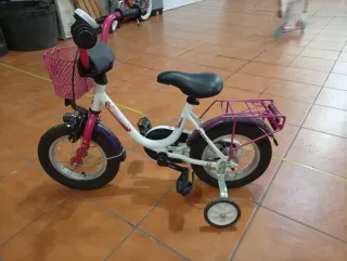 Bicicleta infantil rosa con cesta