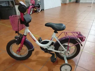 Bicicleta infantil rosa con cesta