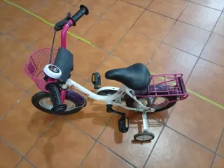Bicicleta infantil rosa con cesta