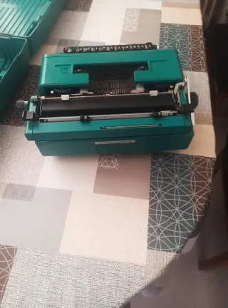 Máquina de escribir Olivetti Studio 45 con Maletín