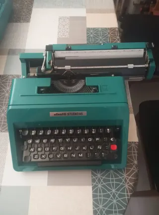 Máquina de escribir Olivetti Studio 45 con Maletín