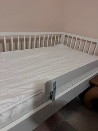 Cama infantil blanca con barrera