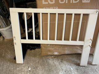 Cama infantil blanca con barrera