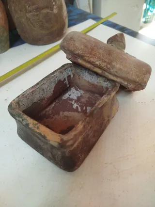 Réplica ánfora antigua y cofre