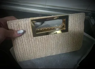 Bolso de mano dorado tejido