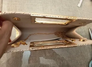 Bolso de mano dorado tejido