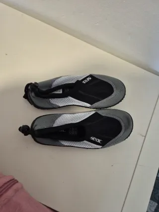 Zapatos de playa SEAC grises y blancos