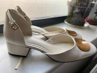 Sandalias ZARA blancas y doradas talla 40