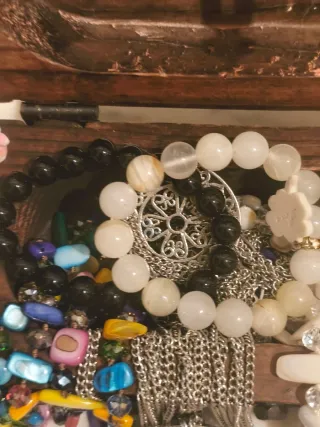 Cofre de madera tallado a mano, con joyas