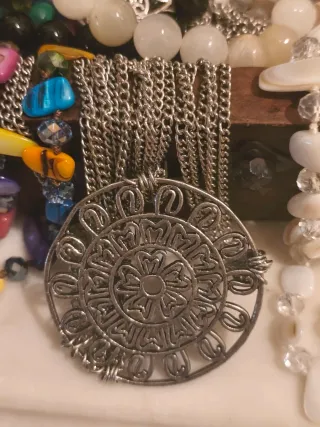 Cofre de madera tallado a mano, con joyas