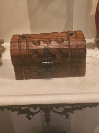 Cofre de madera tallado a mano, con joyas