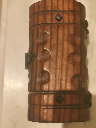 Cofre de madera tallado a mano, con joyas