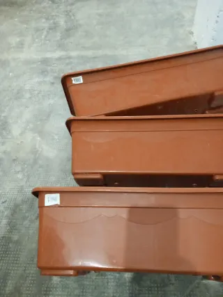 Macetas de plástico marrones (3 unidades)