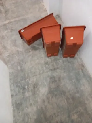 Macetas de plástico marrones (3 unidades)