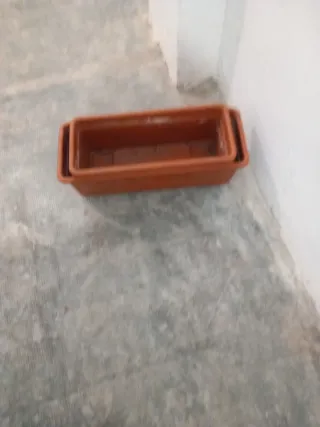 Macetas de plástico marrones (3 unidades)