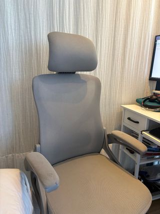 Silla ergonómica oficina gris con reposacabezas
