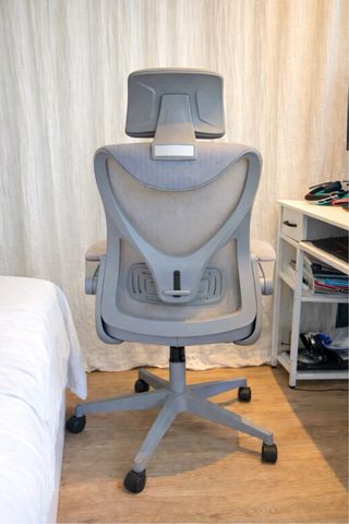 Silla ergonómica oficina gris con reposacabezas