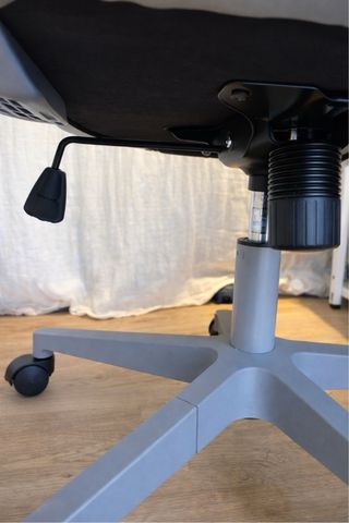 Silla ergonómica oficina gris con reposacabezas