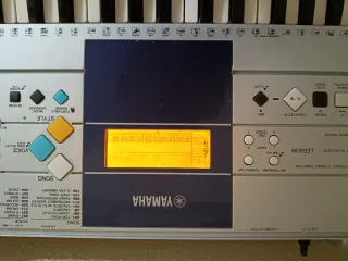 Teclado Yamaha E323 Sigue funcionando