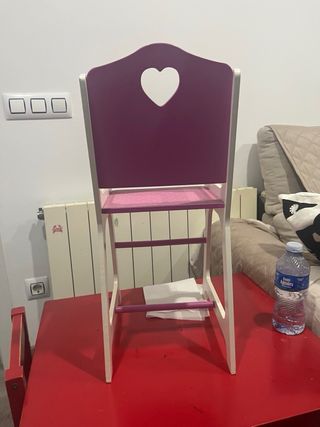 Trona de juguete rosa con corazón