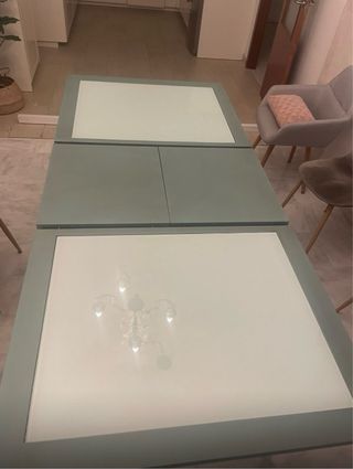 Mesa de comedor de cristal y madera.