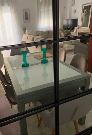 Mesa de comedor de cristal y madera.