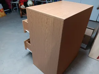 Cajonera de madera aglomerado. Le falta un cajón
