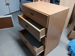 Cajonera de madera aglomerado. Le falta un cajón