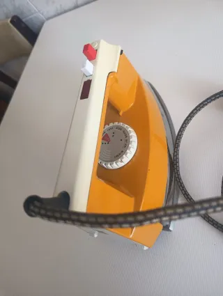Plancha de ropa vintage naranja