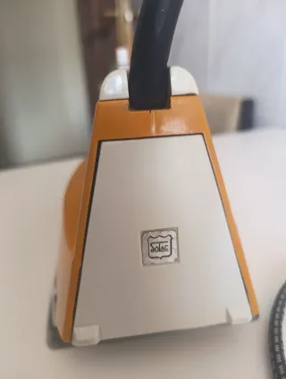 Plancha de ropa vintage naranja