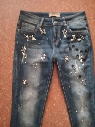 Pantalón vaquero con abalorios