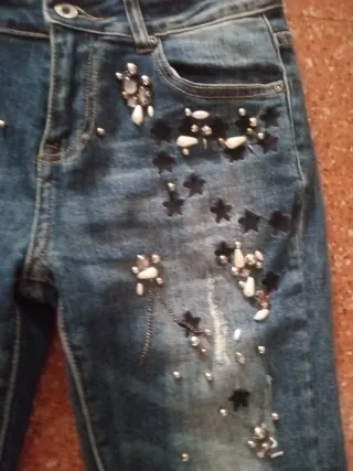 Pantalón vaquero con abalorios