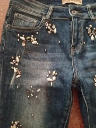Pantalón vaquero con abalorios
