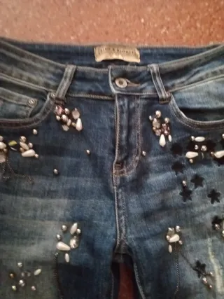 Pantalón vaquero con abalorios