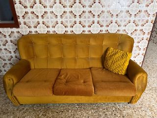 Sofá antiguo de terciopelo amarillo