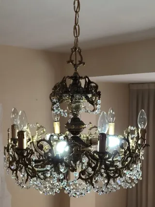 Lámpara de araña de cristal y metal dorada