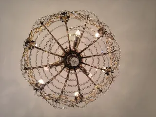 Lámpara de araña de cristal y metal dorada