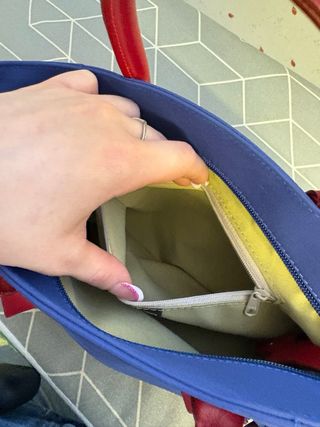 Borsa blu e rossa con zip e ciondoli
