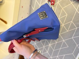 Borsa blu e rossa con zip e ciondoli
