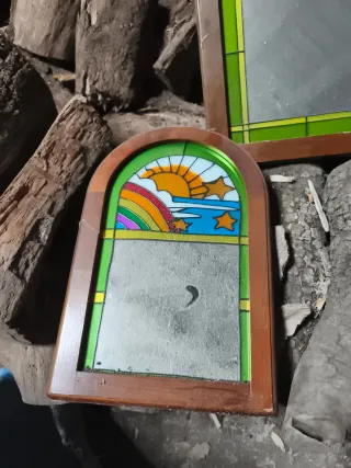 Coppia di Specchi Decorativi in Legno e Vetro